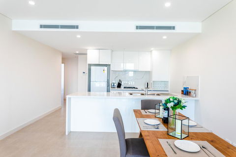 Near Train Station, New 2 BR Apt/free Parking - Darwin Holiday 2