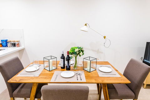 Near Train Station, New 2 BR Apt/free Parking - Darwin Holiday 1