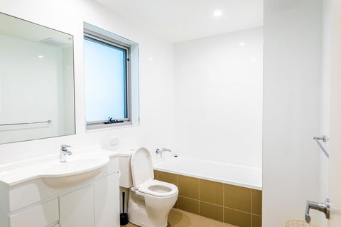 Near Train Station, New 2 BR Apt/free Parking - Darwin Holiday 31