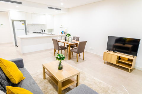 Near Train Station, New 2 BR Apt/free Parking - Darwin Holiday 3