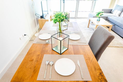 Near Train Station, New 2 BR Apt/free Parking - Darwin Holiday 7
