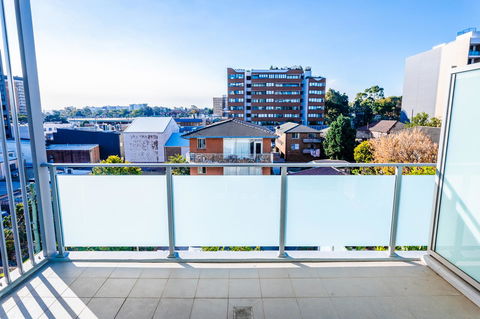 Near Train Station, New 2 BR Apt/free Parking - Darwin Holiday 37