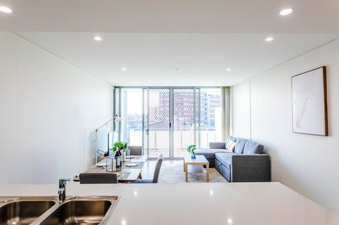 Near Train Station, New 2 BR Apt/free Parking - Darwin Holiday 0