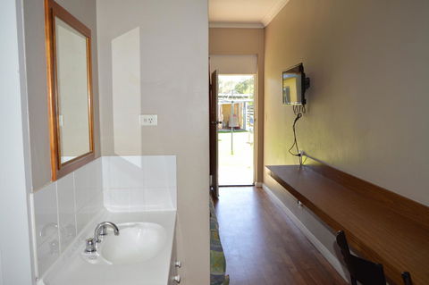 Brolga Hotel Motel - Coleambally - Darwin Holiday 3