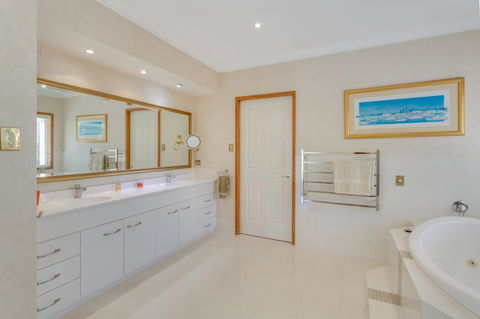 One Mile Mansion - Private Coastal Retreat FREE FAMILY ADVENTURE PASS - Darwin Holiday 8