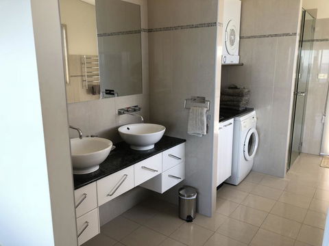 OceanScape Luxury Beachfront Villas - Darwin Holiday 4