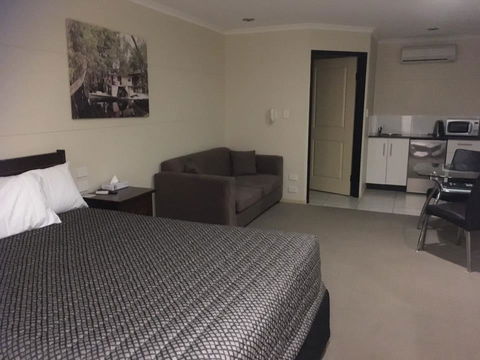 Balranald Club Motel - Darwin Holiday 4