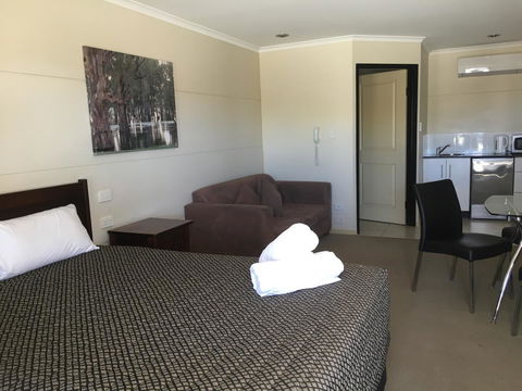 Balranald Club Motel - Darwin Holiday 3