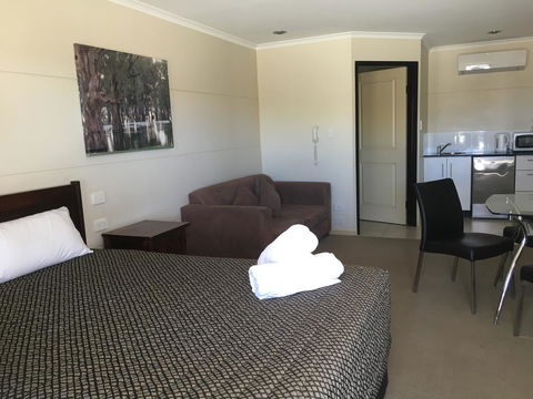 Balranald Club Motel - Darwin Holiday 2