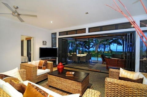 Bramston Beach - Luxury Holiday House - Darwin Holiday 1