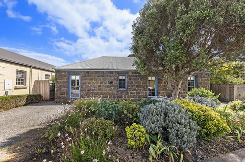 Breakfast Creek Cottage - Central Bluestone Cottage - Darwin Holiday 1