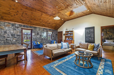 Breakfast Creek Cottage - Central Bluestone Cottage - Darwin Holiday 3