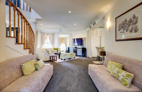 Broadbeach Waterfront Holiday House - Darwin Holiday 3