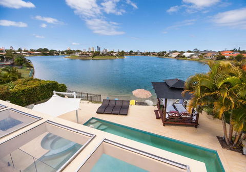Broadbeach Waterfront Holiday House - Darwin Holiday 0