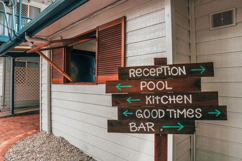 Budds In Surfers Backpackers - Darwin Holiday 2