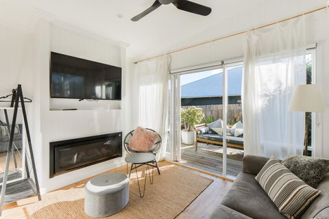 By The Seaside - Darwin Holiday 0