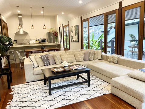 Byron By The Sea - Darwin Holiday 1