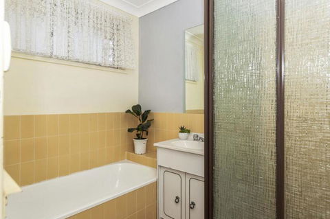 Canberra Cres 2E Burrill Lake, Upstairs Apartment - Darwin Holiday 2
