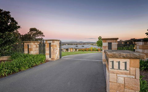 Canberra Luxury Estate - Darwin Holiday 1