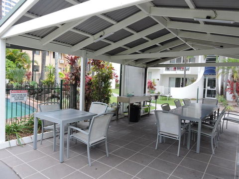 Cannes Court Apartments - Darwin Holiday 3