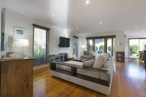 Canterbury Villa Family Friendly Home, Walk To Beach And Village, Pool - Darwin Holiday 3