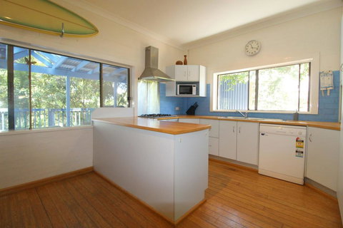 Cape Cod Beach House, 25 Skyline Crescent - Darwin Holiday 2