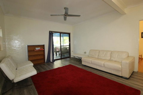 Cape Cod Beach House, 25 Skyline Crescent - Darwin Holiday 3