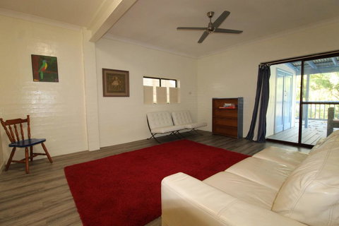 Cape Cod Beach House, 25 Skyline Crescent - Darwin Holiday 1