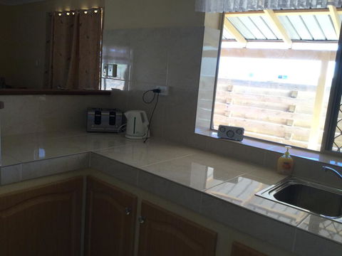 Caretakers Cottage Budget Accommodation - Darwin Holiday 3