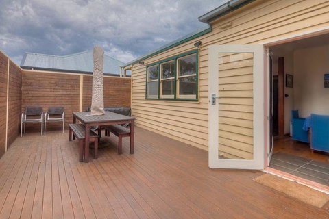 Carrick Fergus - Centrally Located Family Home - Darwin Holiday 1