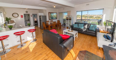 Carrickalinga SeaHaven: Coastal Escape-4BRM - 29 Riverview Drive - Darwin Holiday 0