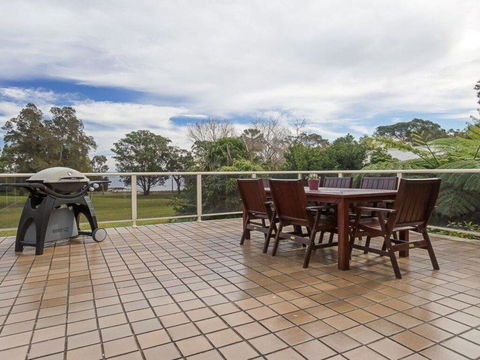 Castaways' 36 Cromarty Road - Beachfront House - Darwin Holiday 0