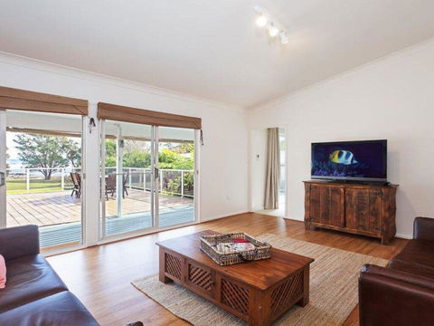 Castaways' 36 Cromarty Road - Beachfront House - Darwin Holiday 3