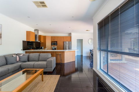 Caxton Beach House - Hot Tub Spa - Darwin Holiday 2