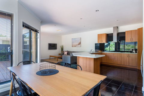 Caxton Beach House - Hot Tub Spa - Darwin Holiday 3