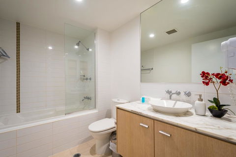 Chancellor Lakeside Apartments - Darwin Holiday 2