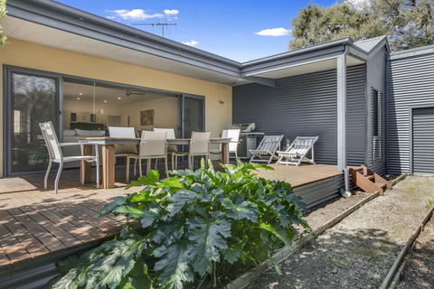 Charchie's By The Sea Pet Friendly Family Home, Close To Beach - Darwin Holiday 1