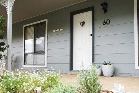 Charlottes Honor - River & Golf Cottage - Darwin Holiday 0