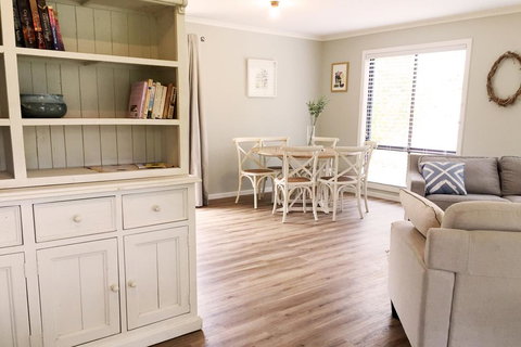 Charlottes Honor - River & Golf Cottage - Darwin Holiday 3