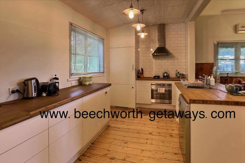 Cherry Blossom Cottage - Beechworth-Getaways - Darwin Holiday 1