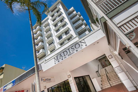 Chic City Apartment With Waterfront Views - Darwin Holiday 1