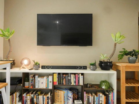 Chic, Pet Friendly & 500m To The Beach W/ Parking - Darwin Holiday 2