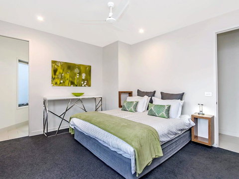 Chimneys On Bank - Darwin Holiday 2