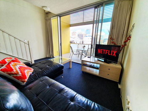 CITY PENTHOUSE , Views, Wine, Pool, Gym, Netflix - Darwin Holiday 3