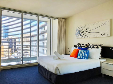 CITY PENTHOUSE , Views, Wine, Pool, Gym, Netflix - Darwin Holiday 2
