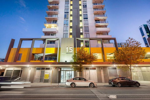 City Rest With Views - High Up Sleeps 4 + Parking - Darwin Holiday 3