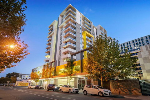 City Rest With Views - High Up Sleeps 4 + Parking - Darwin Holiday 2