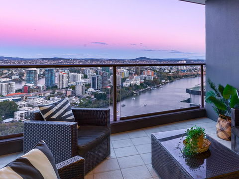 City Sky Home In Africa - River & Story Bridge Views - Darwin Holiday 0