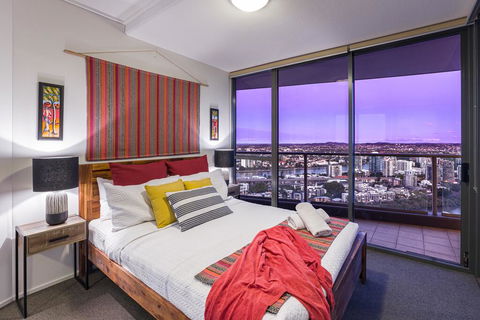 City Sky Home In Africa - River & Story Bridge Views - Darwin Holiday 3