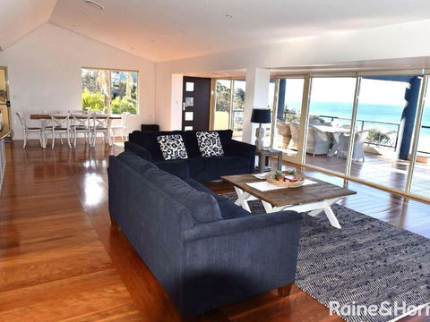 Cliff View - 62 Forresters Beach Road - Darwin Holiday 1